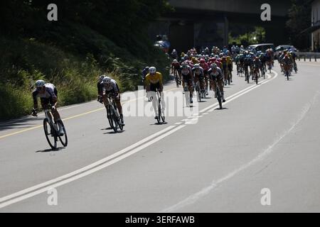 18.06.2026, Locarno, Locarno, Tour de Suisse 2026 : étape 2 Locarno - Locarno. Tadej Pogačar #1 (SLO - UAE Team Emirates - WRG (WT)) poursuivant la tête Banque D'Images