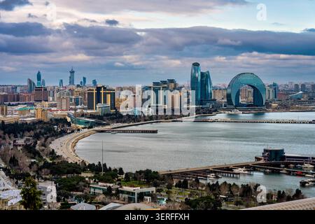 Panorama aérien du front de mer de Bakou avec l'hôtel Crescent et la ligne d'horizon moderne le long de la mer Caspienne. Bakou, Azerbaïdjan. Banque D'Images