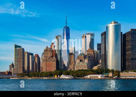Une vue large du centre-ville de Manhattan à New York mettant en valeur les gratte-ciel emblématiques de la ligne d'horizon Banque D'Images
