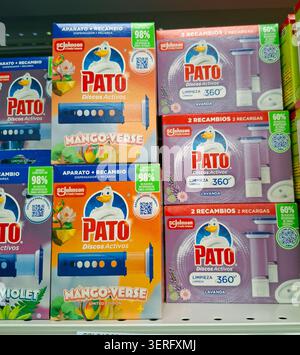 DENIA, ESPAGNE - 10 décembre 2025.les gels nettoyants Pato Discos Activos Mango verse sont disposés soigneusement sur les étagères des supermarchés en Espagne. Les produits sont des Banque D'Images