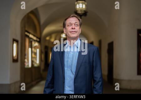 Portrait d'un homme dans un intérieur urbain avec éléments architecturaux et éclairage Banque D'Images