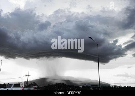 Une photographie de paysage grand-angle spectaculaire capturant une puissante formation de nuages de plateau se dressant dans le ciel avant un orage estival majeur. Banque D'Images
