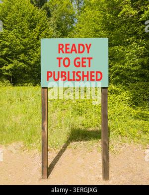 Prêt à obtenir le symbole des mots publiés. Mots conceptuels prêts à être publiés sur un beau panneau routier vert. Beau fond de forêt. Prêt à l'emploi Banque D'Images