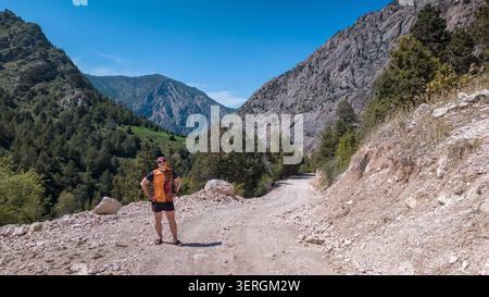Explorez un terrain accidenté de montagne par une chaude journée ensoleillée Banque D'Images