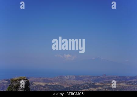 Vue panoramique de l'Etna dans le lointain arrière-plan de Bova dans le parc national d'Aspromonte, Calabre sud de l'Italie. Banque D'Images