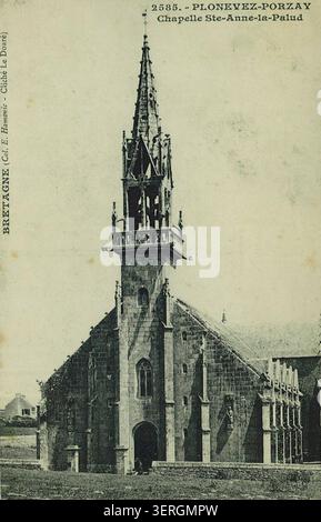 Carte postale vue gravée de la chapelle Sainte-Anne-la-Palud à Crozon, Finistère, présentant un édifice religieux associé aux traditions de culte bretonnes côtières et des logements environnants dans le paysage paroissial de Bretagne. Banque D'Images