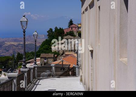 Palazzo Nesci-Sant'Agata avec lampadaires ornés et le Mont Etna lointain visible depuis Bova dans le parc national d'Aspromonte, Calabre, Italie du Sud. Banque D'Images