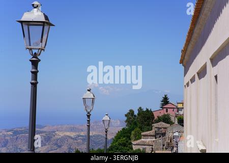 Palazzo Nesci-Sant'Agata avec lampadaires ornés et le Mont Etna lointain visible depuis Bova dans le parc national d'Aspromonte, Calabre, Italie du Sud. Banque D'Images