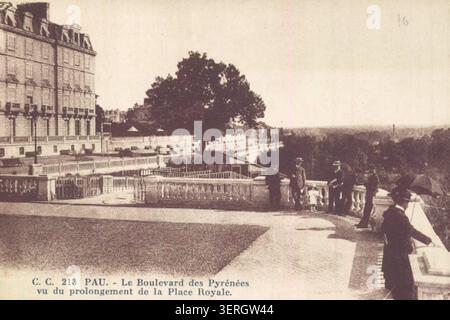 Le boulevard des Pyrénées s'étend de la place Royale à Pau le long d'une promenade surélevée où des terrasses structurées offrent de larges vues sur la périphérie de la ville vers la vallée du Jurançon et les sommets lointains des Pyrénées, formant un axe panoramique continu reliant la vie carrée civique à la circulation des loisirs à flanc de colline dans le cadre d'une station balnéaire urbaine du sud-ouest de la France Banque D'Images