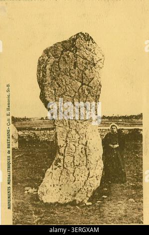 Une carte postale montre la pierre debout du géant du Ménec à Carnac dans le Morbihan, positionnée dans de vastes alignements mégalithiques bretons formant un paysage cérémoniel préhistorique. Banque D'Images