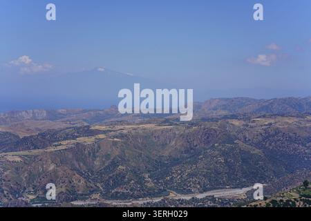 Vue panoramique sur l'Etna à travers la mer Ionienne depuis Bova dans le parc national d'Aspromonte, Calabre sud de l'Italie. Banque D'Images
