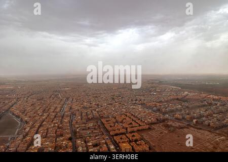 Maroc, Marrakech - 12 août 2023 : vue aérienne sur le paysage urbain de Marrakech peu après le décollage. La disposition dense de la ville Wit Banque D'Images