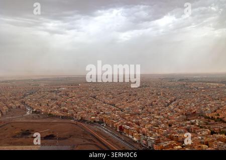 Maroc, Marrakech - 12 août 2023 : vue aérienne sur le paysage urbain de Marrakech peu après le décollage. La disposition dense de la ville Wit Banque D'Images
