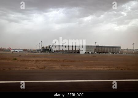 Maroc, Marrakech - 12 août 2023 : vue grand angle du terminal moderne de l'aéroport de Marrakech-Menara (RAK), caractérisé par sa distine Banque D'Images