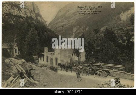 Une vue de carte postale enregistre les eaux-chaudes dans les Pyrénées où les équipes locales et les chargeurs de bois opèrent avec un transport tiré par des chevaux le long des itinéraires de montagne dans la région des basses-Pyrénées, présentant l'activité quotidienne de la main-d'œuvre dans un cadre de vallée thermale. Banque D'Images
