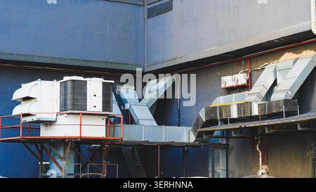 Unité de système de ventilation HVAC industriel avec tuyaux de conduit métalliques sur le mur. Banque D'Images