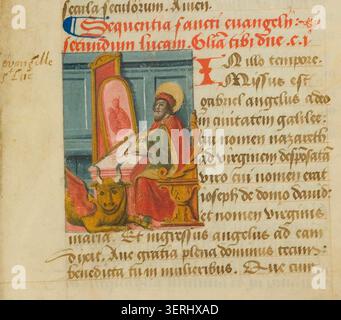 L'illustration manuscrite médiévale présente Saint Luc associé à un taureau ailé lors de l'écriture des Écritures, reflétant le symbolisme de l'auteur de l'Évangile et la tradition évangéliste illuminée dans la peinture manuscrite religieuse et la composition narrative biblique. Banque D'Images