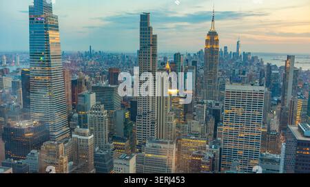 n vue aérienne à angle droit du paysage urbain de Midtown Manhattan pendant un coucher de soleil vibrant, mettant en valeur les gratte-ciels et l'architecture urbaine. Banque D'Images