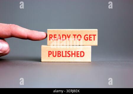 Prêt à obtenir le symbole des mots publiés. Mots conceptuels prêts à être publiés sur de beaux blocs de bois. Beau fond gris. L'entreprise est prête à l'emploi Banque D'Images