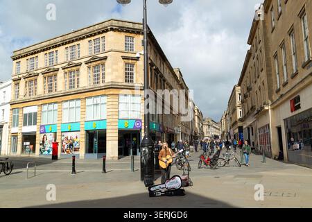 Un busker sur Southgate Street dans le centre-ville de Bath, Somerset, Angleterre Banque D'Images