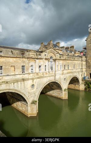 Pont Pulteney enjambant la rivière Avon, architecte Robert Adam dans un style palladien 1774, Bath, Somerset, Angleterre Banque D'Images