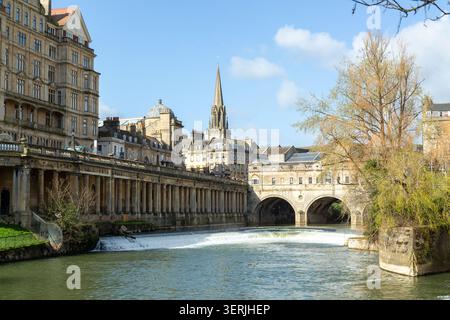 Pont Pulteney enjambant la rivière Avon, architecte Robert Adam dans un style palladien 1774, Bath, Somerset, Angleterre Banque D'Images