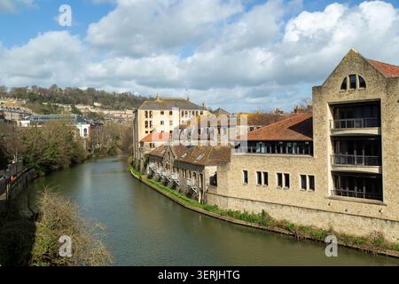 Bâtiments le long de la rivière Avon à Bath, Somerset, Angleterre Banque D'Images