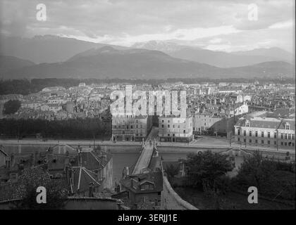 Émile Duchemin a photographié une vue panoramique de Grenoble depuis Sainte-Marie d'en Haut en 1890, enregistrant la ville, les ponts et le cours de l'Isère visibles dans le paysage. Banque D'Images