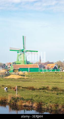 Moulins à vent traditionnels dans un paysage hollandais, Collection Zaanse Schans, Zaandam, pays-Bas, avril 2026 Banque D'Images