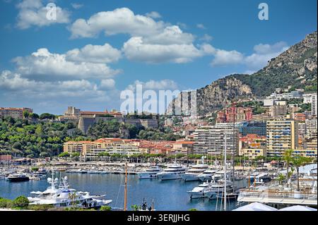 Vue panoramique à couper le souffle sur le luxueux port de plaisance Port Hercule rempli de yachts et de bateaux à Monte Carlo. Le beau paysage côtier Banque D'Images