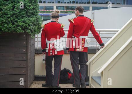 18 juin 2026 Ascot Berkshire Membres des gardes Coldstream le troisième jour du Royal Ascot Banque D'Images