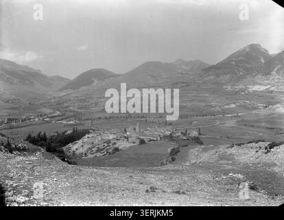 Lus et sa vallée environnante s'étendent à travers le paysage de lus-la-Croix-haute à Drôme, France. Cette photographie de 1890 montre la colonie et son cadre de vallée plus large dans la région montagneuse. Banque D'Images