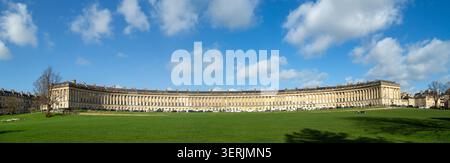 Vue panoramique sur le Royal Crescent historique à Bath, Somerset, Angleterre. Banque D'Images