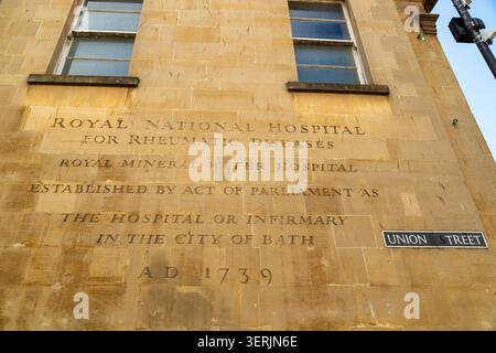 Le texte représente la façade historique du Royal National Hospital for Rheumatic Diseases de Bath, en Angleterre, fondé en 1739 Banque D'Images