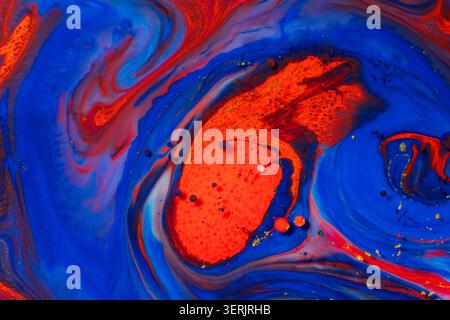 Composition abstraite saisissante avec des formes bleues et rouges fluides créant une sensation de mouvement et d'énergie cosmique. Convient pour le branding, desi numérique Banque D'Images