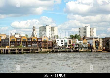 Rive nord de la Tamise à Limehouse, avec le pub The Grapes et les Duke Shore Stairs, ainsi que des maisons riveraines, l'église St Anne en arrière-plan Banque D'Images