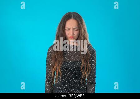 Jeune femme ayant l'air triste ou déçue dans le portrait de studio Banque D'Images