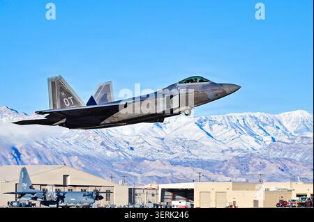 Un F-22 Raptor, avion affecté au 422e Escadron d'essai et d'évaluation, décolle pour une mission de la base aérienne de Nellis, Nevada, le 20 février 2026 Banque D'Images
