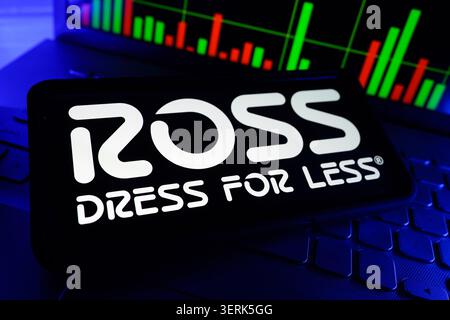 Ross Dress for Less Off Price Retail Clothing Discount Department Store logo de la société affiché sur l'écran du téléphone portable avec le graphique du marché boursier Backgrou Banque D'Images