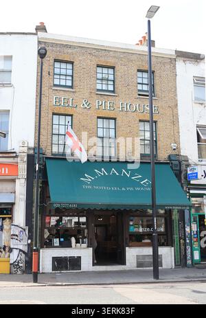 M. Manze's Eel & Pie House, servant tarte traditionnelle, purée et anguilles, sur Peckham Hill, se Londres, ROYAUME-UNI. Banque D'Images