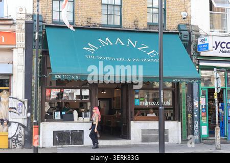 M. Manze's Eel & Pie House, servant tarte traditionnelle, purée et anguilles, sur Peckham Hill, se Londres, ROYAUME-UNI. Banque D'Images