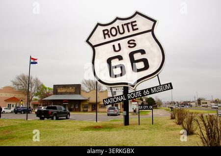 Panneau géant de la route 66 à l'entrée du musée national de la route 66 au complexe du musée Elk City à Elk City Oklahoma, États-Unis Banque D'Images