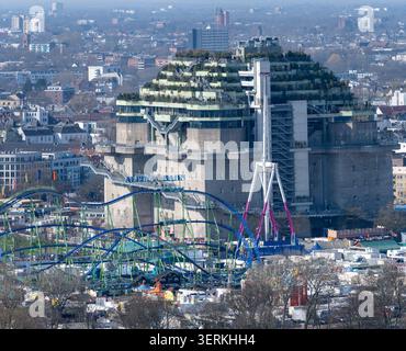 Hambourg, Allemagne - 28 février 25 : vue panoramique du bunker de Hambourg à Heiligengeistfeld avec verdure sur le toit en terrasses et manèges, vue de Banque D'Images