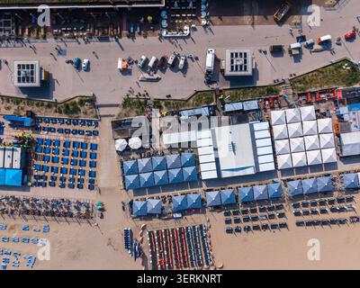 Une photographie de drone aérien haute résolution captant les motifs géométriques saisissants et l'agencement vibrant de la station balnéaire de Scheveningen, Banque D'Images