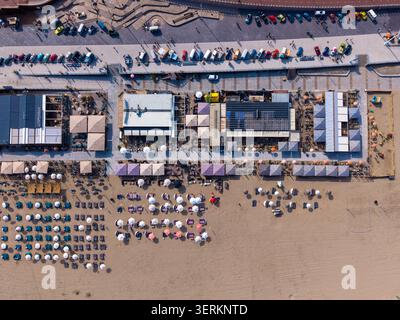 Une photographie de drone aérien haute résolution captant l'atmosphère côtière vibrante de la station balnéaire de Scheveningen à la Haye, aux pays-Bas. Le over Banque D'Images