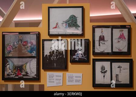 Londres, Royaume-Uni - 16 mars 25 : sélection d'illustrations conceptuelles encadrées disposées sous forme de collage sur un mur d'exposition jaune au World of Tim Burton. Banque D'Images