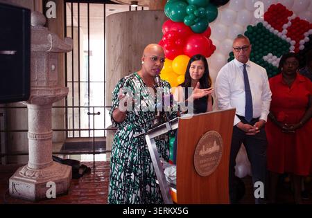 Boston, Massachusetts, 18 juin 2026. La représentante américaine Ayanna Pressley s’exprimant lors de la 5e cérémonie annuelle célébrant le Junetenth à l’intérieur de l’hôtel de ville de Boston. D’autres conférenciers ont été photographiés à gauche de Pressley, la mairesse de Boston Michelle Wu et le procureur du comté de Suffolk Kevin Hayden. Le Junetenth National Independence Day a été déclaré jour férié fédéral par le président Joe Biden en 2021. La fête célèbre le jour en 1865 de la livraison d'un ordre qui a déclaré libres tous les esclaves. Crédit : Chuck Nacke / Alamy Live News Banque D'Images