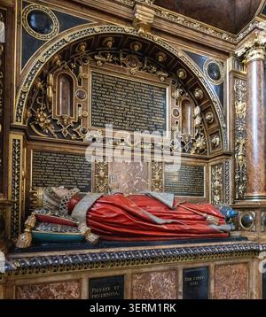 Vue panoramique sur une effigie de tombeau Renaissance richement décorée avec des draperies rouges peintes à l'intérieur de l'abbaye de Westminster, Londres. Banque D'Images