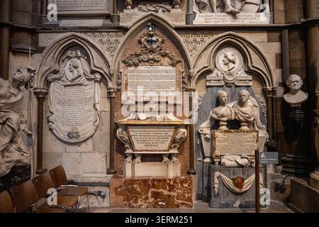 Sculptures commémoratives et bustes dans le Poets' Corner à l'intérieur de l'abbaye de Westminster, Londres, avec des inscriptions sculptées et des monuments en pierre ornées, y compris une main Banque D'Images