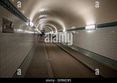 Hambourg, Allemagne - 28 février 25 : intérieur du passage piétonnier historique Alter Elbtunnel avec murs en tuiles et plafond voûté à Hambourg, Allemagne. Banque D'Images